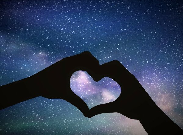 Руки сердечком звездное небо