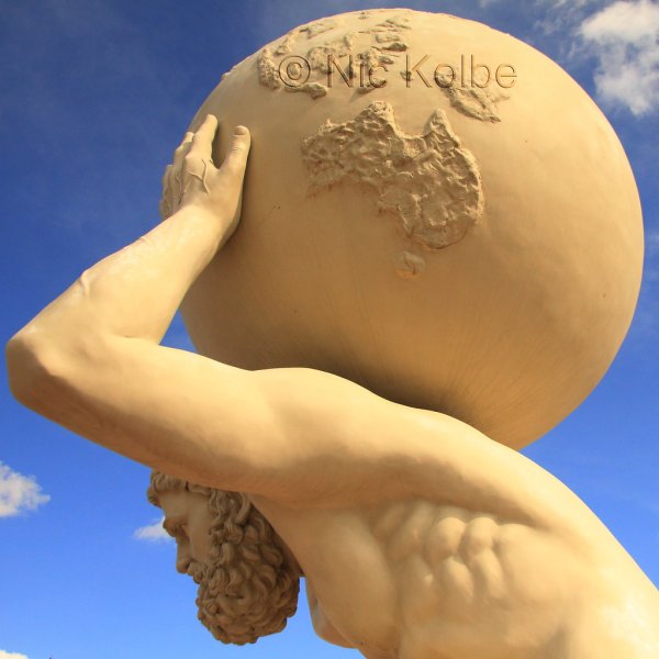 Атлант Титан статуя