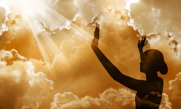 Люди восхваляют Бога