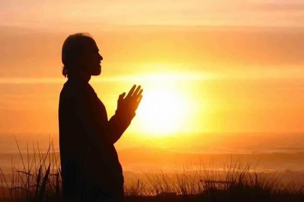 Человек молится Богу