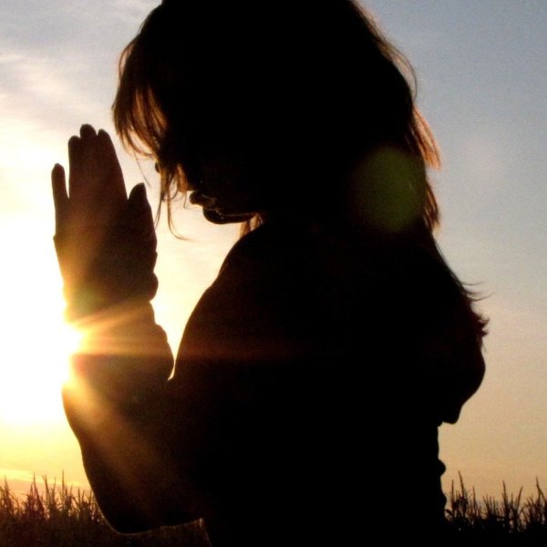 Человек молится Богу