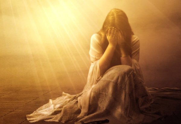 Молящая женщина