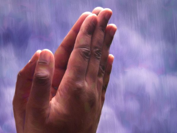 Человек поднимает руки к небу