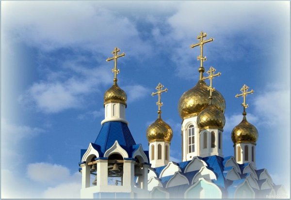 Церковные купола на фоне неба