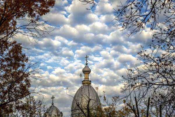 Небо и купола церкви