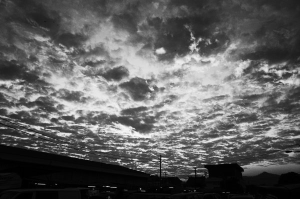 Черно белое небо