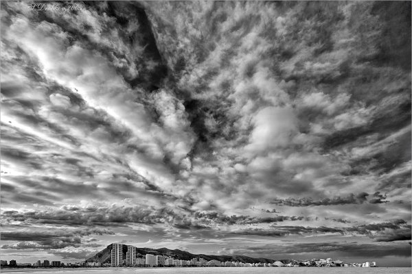 Черно белое небо