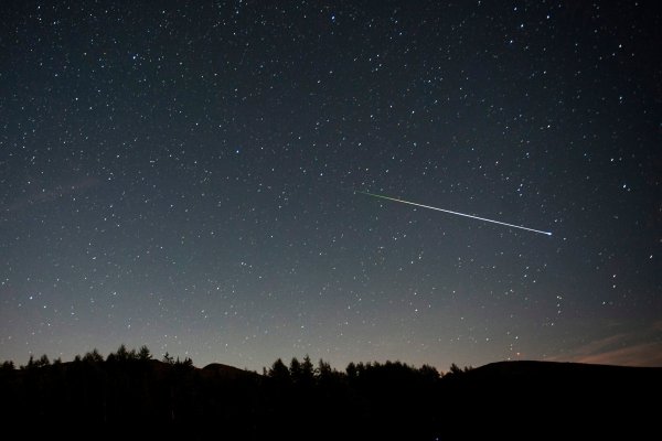 Кидает звезду