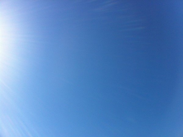 Безоблачное солнечное небо