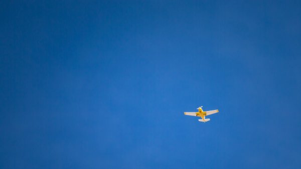 Маленький самолет в небе