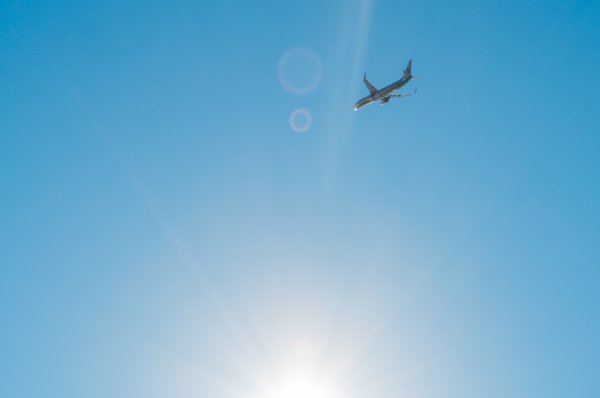 Самолёт в небе фото красивое