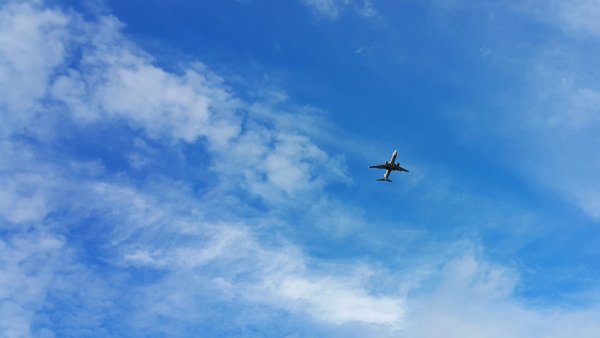 Самолет в голубом небе