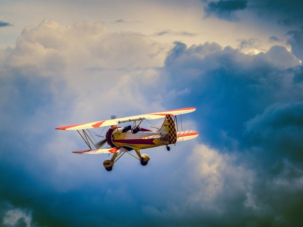 Самолет кукурузник в небе