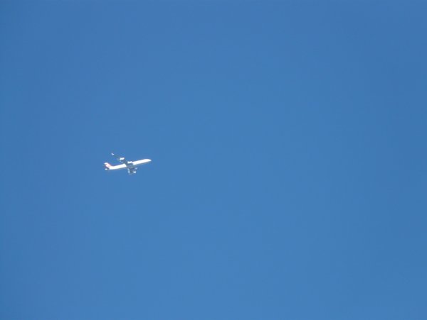 Самолёт в небе вид с земли