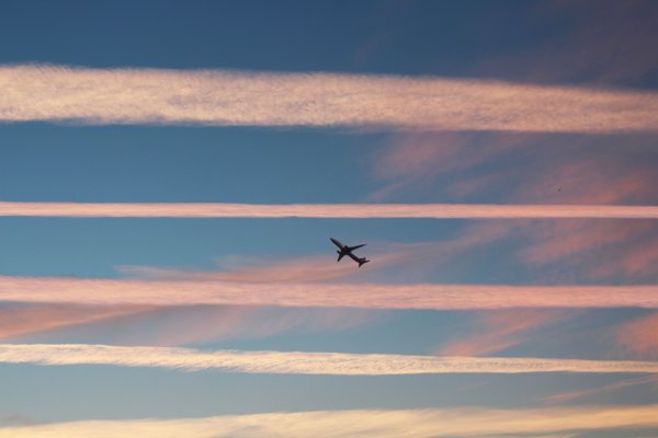 Самолет в небе