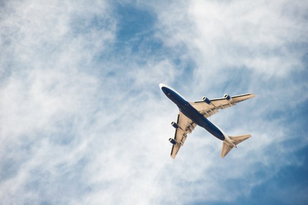 Голубое небо с самолетом