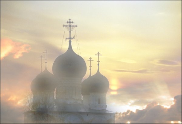 Купола храма на фоне неба