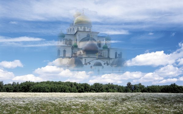 Церковные купола на фоне неба