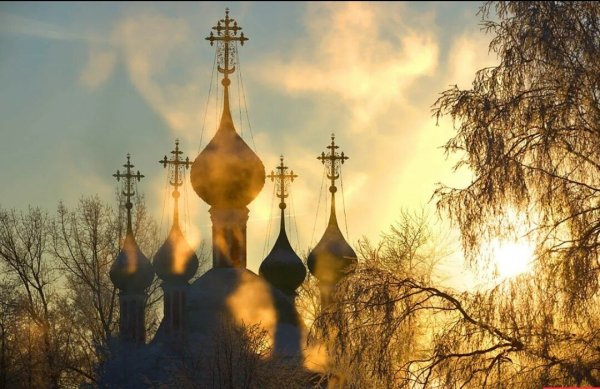 Крест на фоне неба