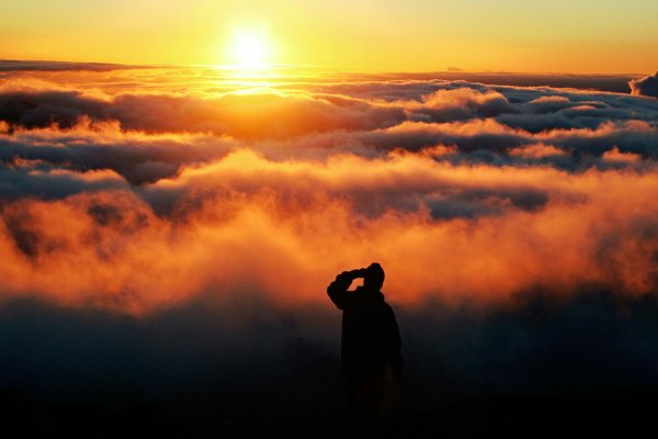 Человек над облаками
