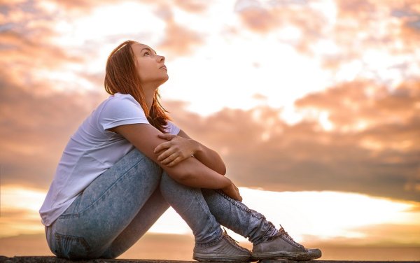 Девушка сидит на земле