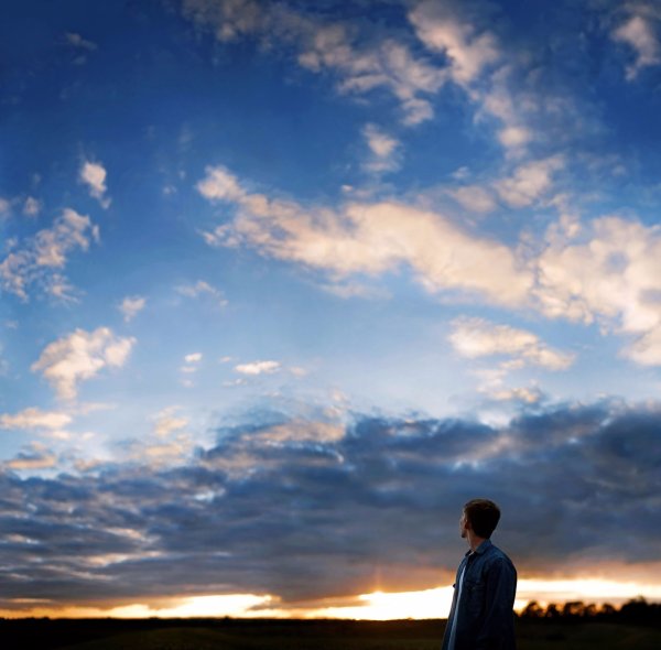 Человек смотрит в небо