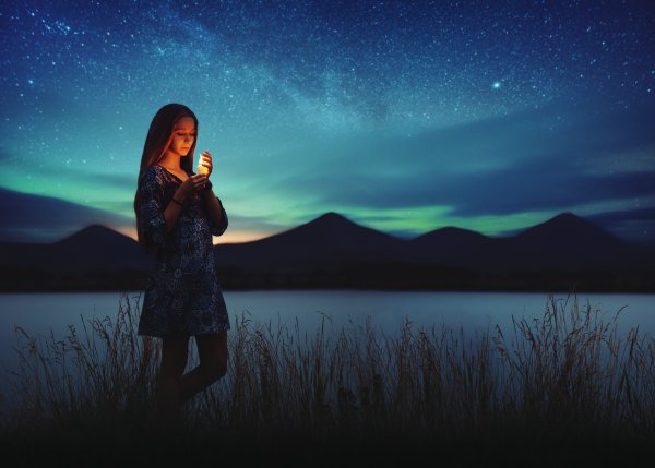 Девушка на фоне звездного неба