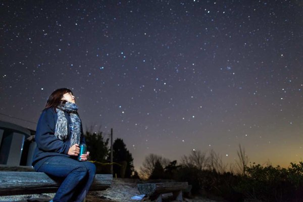 Человек на фоне звездного неба