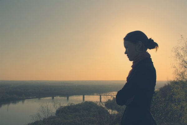 Задумчивая женщина спиной