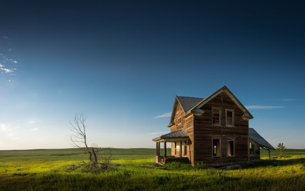 Дом на фоне неба