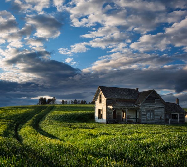 Мрачный деревенский дом