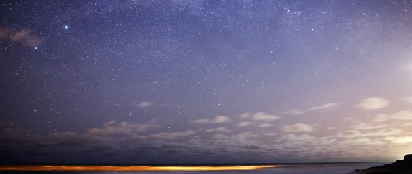 Светлое небо со звездами