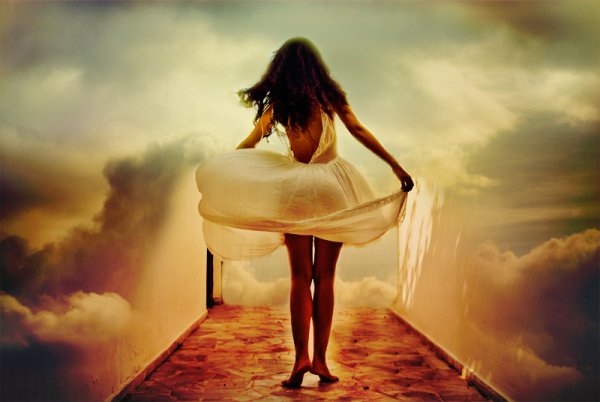 Девушка уходит в небо