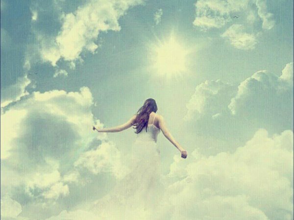 Девушка летает в облаках