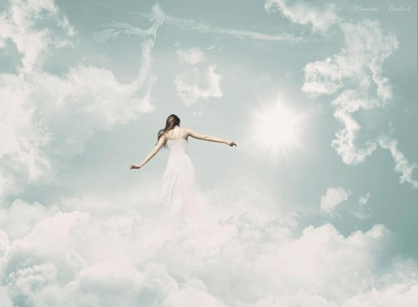 Девушка идет по облакам