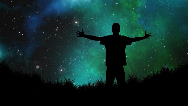 Силуэт на фоне звездного неба