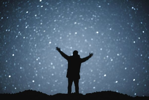 Человек тянется к свету