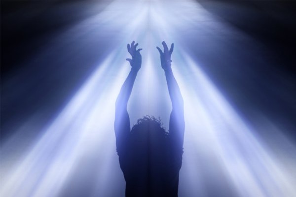 Человек руки к небу