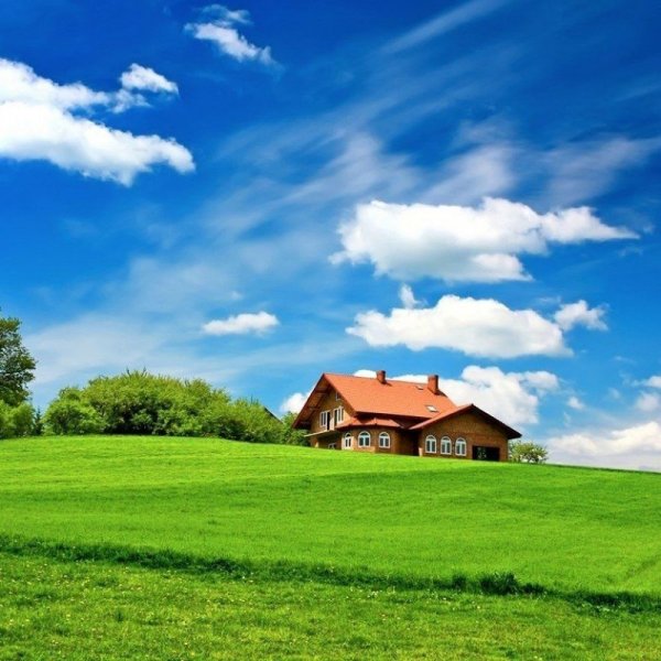 Дом на фоне неба