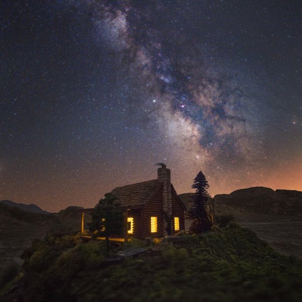 Ночной пейзаж с домом