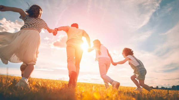 Семья любовь дети и солнце