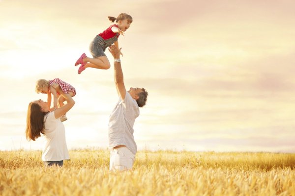 Счастливая семья солнце