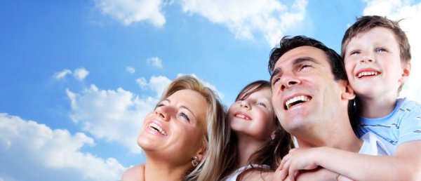 Радостные люди на природе