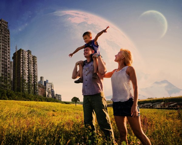 Счастливая семья на фоне неба