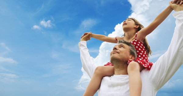 Счастливая семья в прыжке