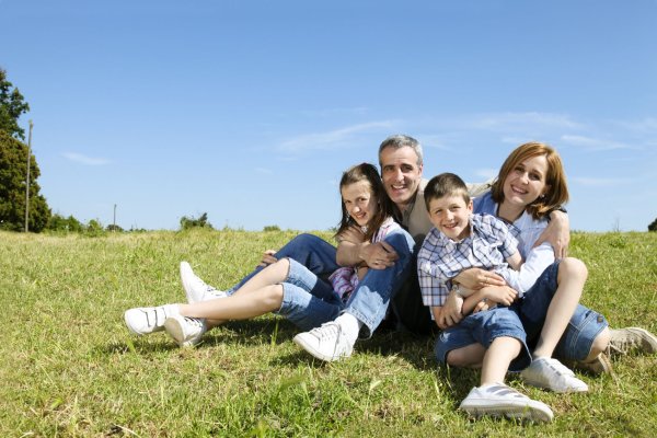 Радостные дети с родителями