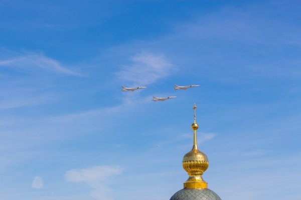 Небо и купола церкви