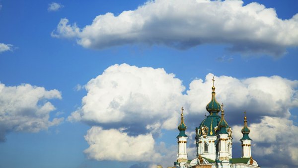 Церковь на фоне неба