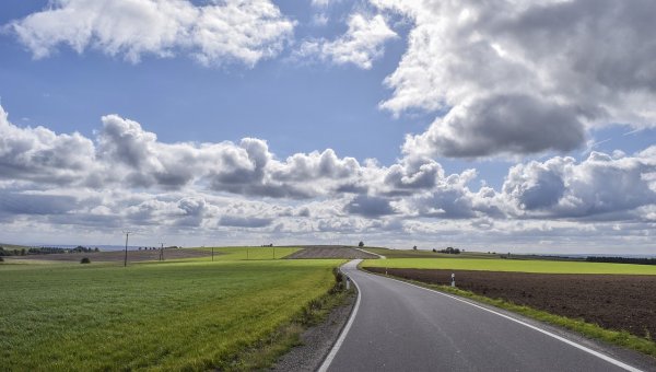 Поле асфальт небо