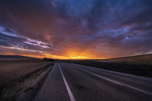 Красивый закат дорога